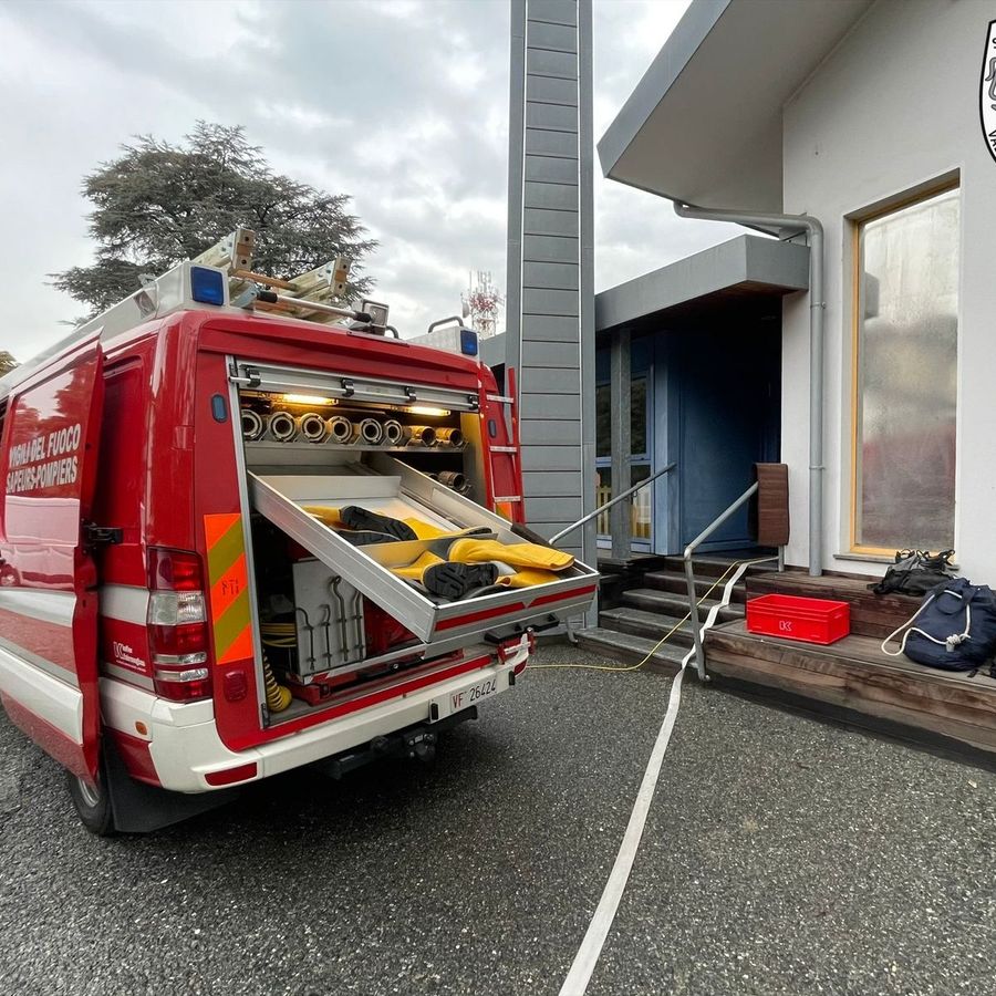 Incendio di rovi e sterpaglie a ridosso dell'A5, chiusa una corsia