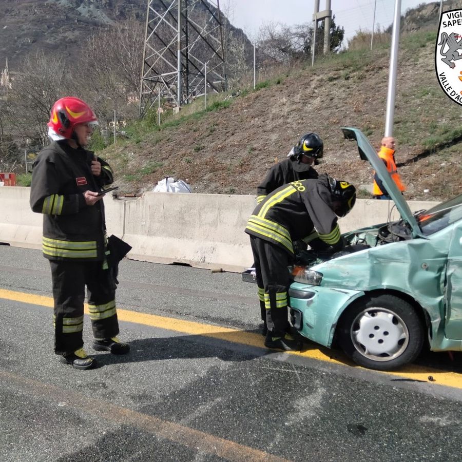 Auto urta Tir in autostrada a Chatillon, ferita la conducente