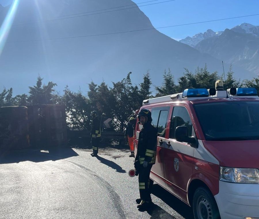 Camion da cava si ribalta lungo la regionale per Verrayes