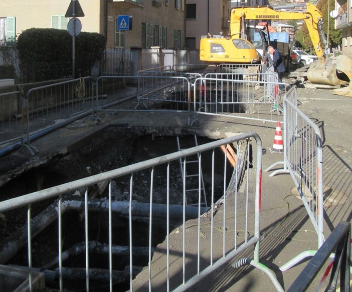 Aosta, nuova voragine in via Monte Vodice; 'fognatura a pezzi, chi ha subìto danni sarà risarcito' Aosta, nuova voragine in via Monte Vodice; 'fognatura a pezzi, chi ha subìto danni sarà risarcito'