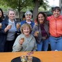 Franca Angela Aiello (seduta al centro della foto) insieme alle amiche violette