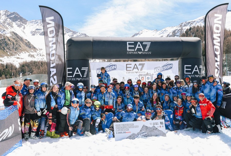 Foto di gruppo per atleti e staff dell'sc Aosta (photo credit Emma Paillex)