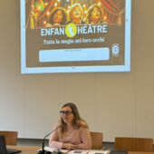 L'assessora Cecilia Lazzarotto durante la presentazione di Enfanthéatre 2026