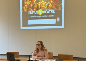 L'assessora Cecilia Lazzarotto durante la presentazione di Enfanthéatre 2026 L'assessora Cecilia Lazzarotto durante la presentazione di Enfanthéatre 2026