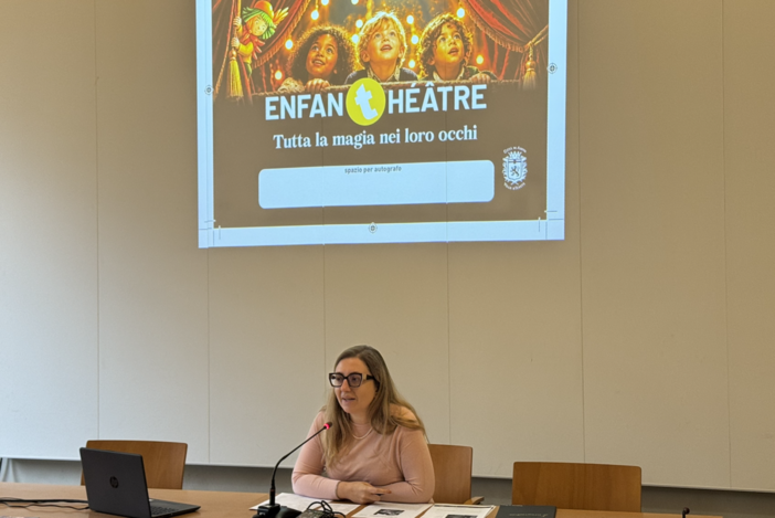 L'assessora Cecilia Lazzarotto durante la presentazione di Enfanthéatre 2026 L'assessora Cecilia Lazzarotto durante la presentazione di Enfanthéatre 2026