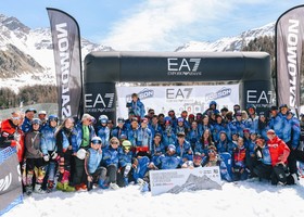 Foto di gruppo per atleti e staff dell'sc Aosta (photo credit Emma Paillex)