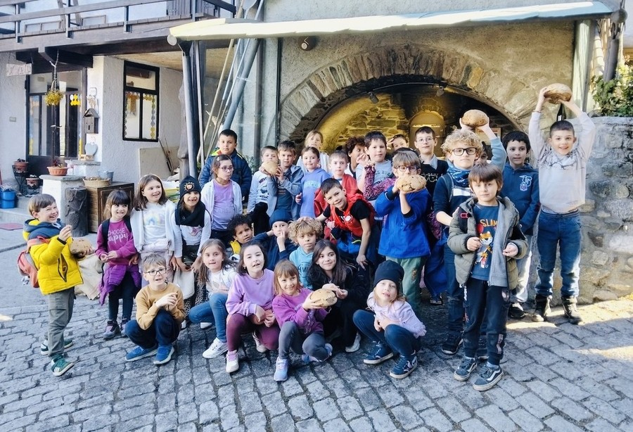 I bambini dell scuole di Charvensod al forno comunale