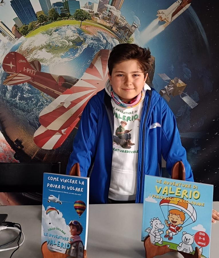 Successo a Volandia per Valerio Boggia; libri, emozioni e un parapendio tra gli aerei Successo a Volandia per Valerio Boggia; libri, emozioni e un parapendio tra gli aerei