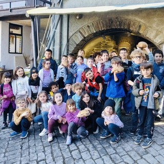 I bambini dell scuole di Charvensod al forno comunale