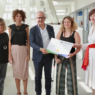 La consegna della borsa di studio BCCV, da sn Manuela Ceretta, Stefania Cristofanelli, Fabio Bolzoni, Charlotte Chistè e Anna Maria Pioletti