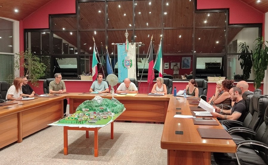 Il Consiglio comunale di Pollein riunitosi venerdì 31 luglio Il Consiglio comunale di Pollein riunitosi venerdì 31 luglio