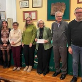 Foto di gruppo al termine della cerimonia di consegna dei fondi raccolti