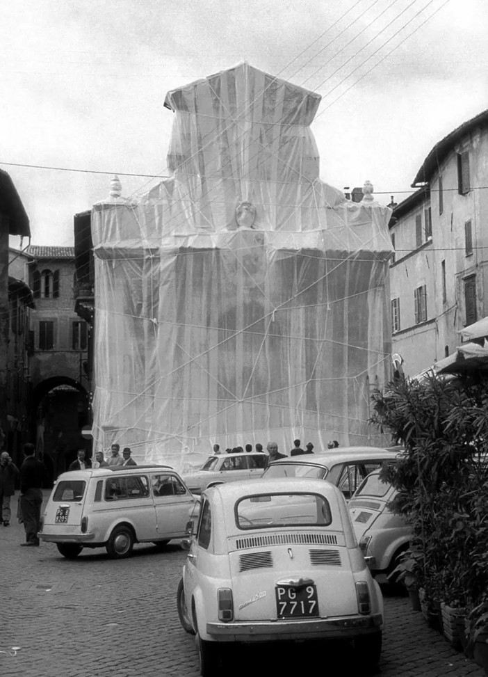 'Wrapped Fountain' (1968) - Christo e Jeanne-Claude 'Wrapped Fountain' (1968) - Christo e Jeanne-Claude