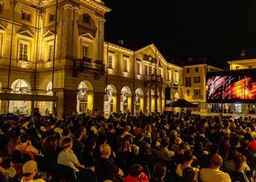 Cactus 2025, una proiezione in piazza Chanoux (photo credit Roberto Roux) Cactus 2025, una proiezione in piazza Chanoux (photo credit Roberto Roux)