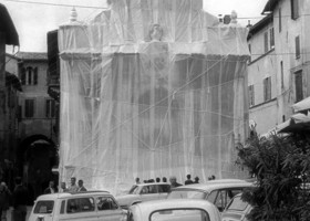 'Wrapped Fountain' (1968) - Christo e Jeanne-Claude 'Wrapped Fountain' (1968) - Christo e Jeanne-Claude