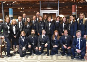 Da sn in basso: Marie-Claire Deanoz (degustatrice), Massimo Marconcini, Salvatore Contu, Alessandra De Agazio, Tiziano Artaz, Vincenzo Basile(degustatore); in seconda fila: Alessandra Consolati, Donatella Tagliaferri, Edi Henriet, Giovanni Bernardi Chiara Pignatelli, Chiara Paternoster, Angela Dayné, Sara Berti, Lara Charruaz, Stefania Felace, Tatiana Chunyaeva(degustatrice) ; in terza fila: Massimiliano Pession, Pierluigi Berti (degustatore), Nadine Chatrian