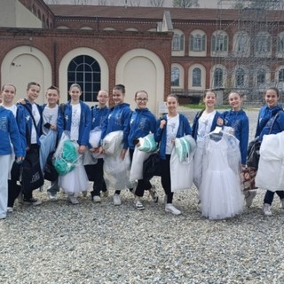 Foto di gruppo davanti alla Lavanderia a Vapore di Collegno