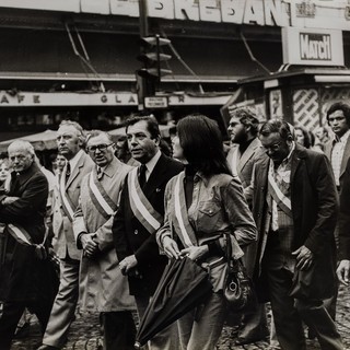 F.do M. Dondero Vintage Manifestazione Sindaci Union de La Gauche Parigi1976 ©️ Archivio Mario Dondero