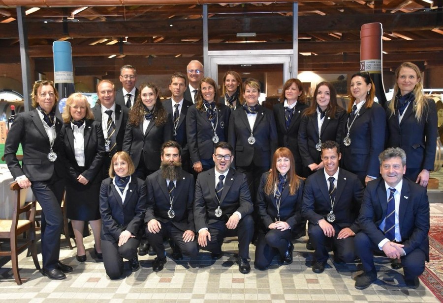 Da sn in basso: Marie-Claire Deanoz (degustatrice), Massimo Marconcini, Salvatore Contu, Alessandra De Agazio, Tiziano Artaz, Vincenzo Basile(degustatore); in seconda fila: Alessandra Consolati, Donatella Tagliaferri, Edi Henriet, Giovanni Bernardi Chiara Pignatelli, Chiara Paternoster, Angela Dayné, Sara Berti, Lara Charruaz, Stefania Felace, Tatiana Chunyaeva(degustatrice) ; in terza fila: Massimiliano Pession, Pierluigi Berti (degustatore), Nadine Chatrian
