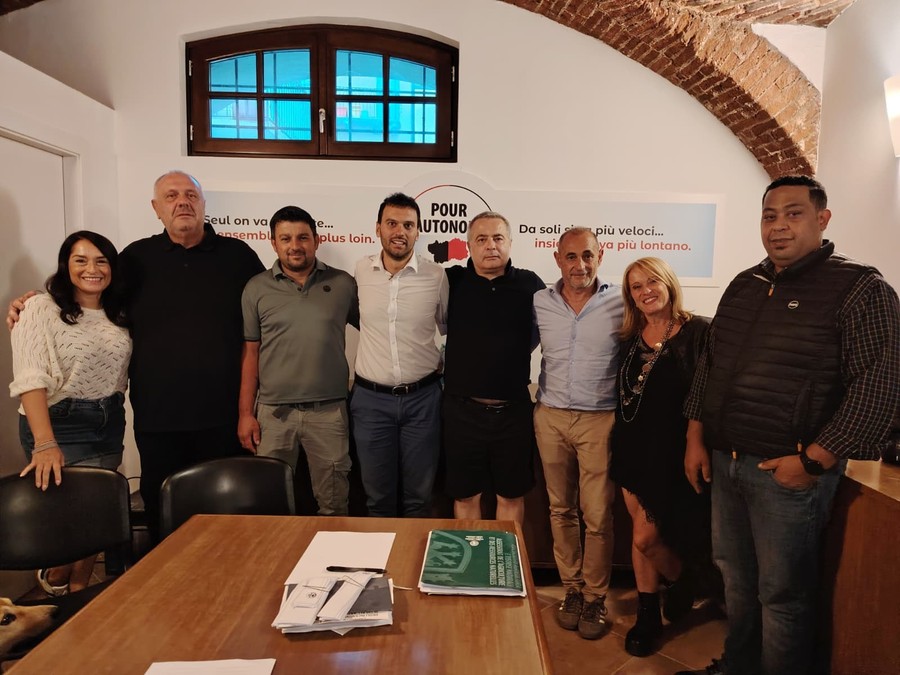 La Sezione Aosta di Pla: da sn Monica Schiavello consigliere; Aldo Di Marco, Segretario politico; Francesco Macrì, consigliere; Marco Carrel, Presidente; Bonifacio Di Pietrantonio, coordinatore sezione; Giorgio Giovinazzo, consigliere comunale di Aosta; Federica Sagaria, vicecoordinatrice sezione; Hicham Fannan, consigliere La Sezione Aosta di Pla: da sn Monica Schiavello consigliere; Aldo Di Marco, Segretario politico; Francesco Macrì, consigliere; Marco Carrel, Presidente; Bonifacio Di Pietrantonio, coordinatore sezione; Giorgio Giovinazzo, consigliere comunale di Aosta; Federica Sagaria, vicecoordinatrice sezione; Hicham Fannan, consigliere
