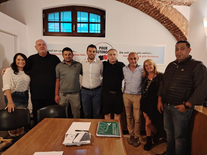 La Sezione Aosta di Pla: da sn Monica Schiavello consigliere; Aldo Di Marco, Segretario politico; Francesco Macrì, consigliere; Marco Carrel, Presidente; Bonifacio Di Pietrantonio, coordinatore sezione; Giorgio Giovinazzo, consigliere comunale di Aosta; Federica Sagaria, vicecoordinatrice sezione; Hicham Fannan, consigliere La Sezione Aosta di Pla: da sn Monica Schiavello consigliere; Aldo Di Marco, Segretario politico; Francesco Macrì, consigliere; Marco Carrel, Presidente; Bonifacio Di Pietrantonio, coordinatore sezione; Giorgio Giovinazzo, consigliere comunale di Aosta; Federica Sagaria, vicecoordinatrice sezione; Hicham Fannan, consigliere