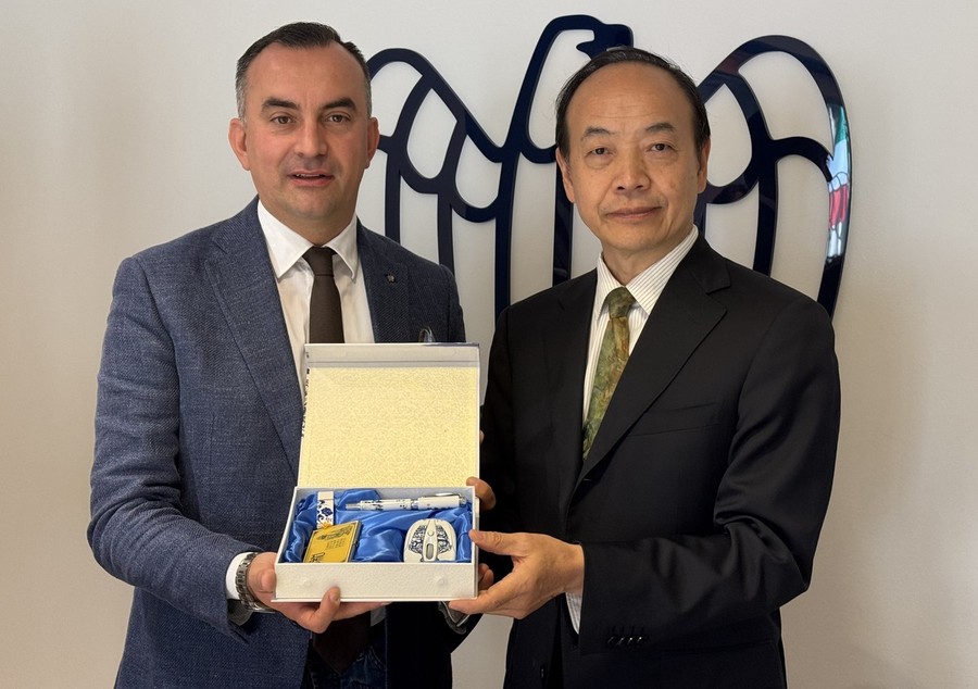 Il presidente di Confindustria VdA, Francesco Turcato e il consigliere dell’Ufficio economico e commerciale del Consolato cinese, Geng Xiewei Il presidente di Confindustria VdA, Francesco Turcato e il consigliere dell’Ufficio economico e commerciale del Consolato cinese, Geng Xiewei