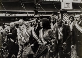 F.do M. Dondero Vintage Manifestazione Sindaci Union de La Gauche Parigi1976 ©️ Archivio Mario Dondero