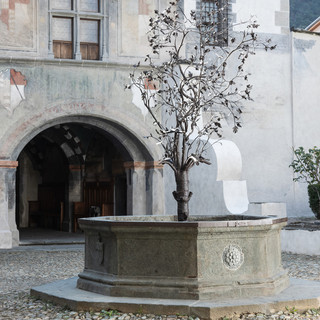 Castello di Issogne, concluso il restauro torna a splendere la Fontana del Melograno