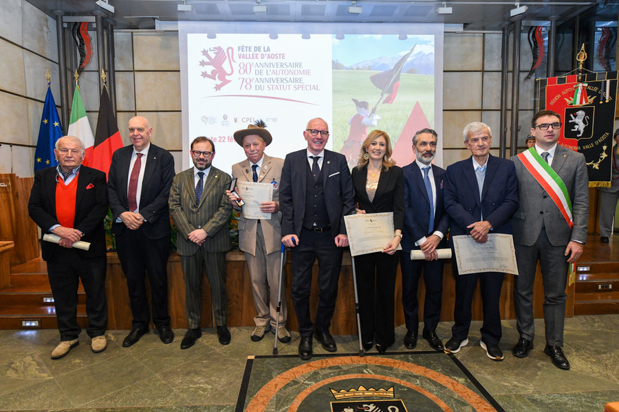 Festa della Valle d’Aosta, 80 anni di Autonomia; premiati i nuovi Amis e Chevaliers Festa della Valle d’Aosta, 80 anni di Autonomia; premiati i nuovi Amis e Chevaliers
