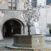 Castello di Issogne, concluso il restauro torna a splendere la Fontana del Melograno Castello di Issogne, concluso il restauro torna a splendere la Fontana del Melograno
