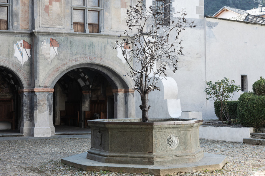 Castello di Issogne, concluso il restauro torna a splendere la Fontana del Melograno