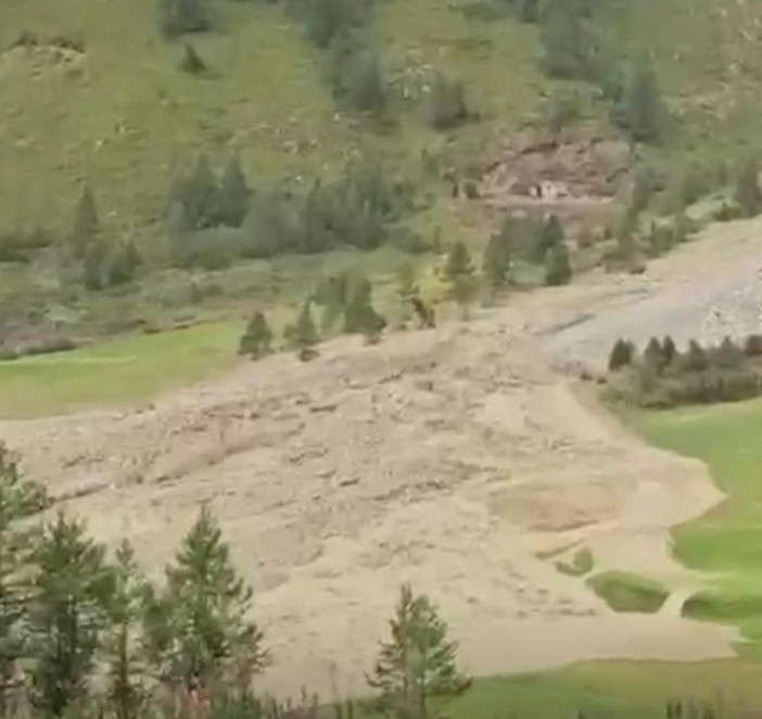Frane e bomba d'acqua sul campo da golf e su frazioni di Breuil Cervinia Frane e bomba d'acqua sul campo da golf e su frazioni di Breuil Cervinia