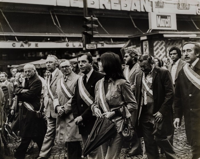 F.do M. Dondero Vintage Manifestazione Sindaci Union de La Gauche Parigi1976 ©️ Archivio Mario Dondero