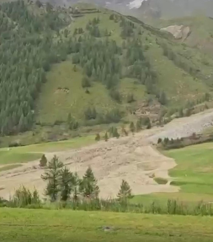 Bomba d'acqua a Cervinia, oltre ai sentieri chiusi anche alcuni parcheggi; acqua da bollire Bomba d'acqua a Cervinia, oltre ai sentieri chiusi anche alcuni parcheggi; acqua da bollire