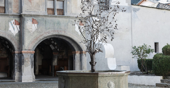 Castello di Issogne, concluso il restauro torna a splendere la Fontana del Melograno Castello di Issogne, concluso il restauro torna a splendere la Fontana del Melograno