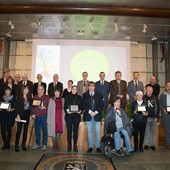 Foto di gruppo per la cerimonia di consegna dei Premi per il Volontariato (immagine di repertorio)