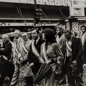 F.do M. Dondero Vintage Manifestazione Sindaci Union de La Gauche Parigi1976 ©️ Archivio Mario Dondero F.do M. Dondero Vintage Manifestazione Sindaci Union de La Gauche Parigi1976 ©️ Archivio Mario Dondero