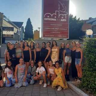Il gruppo al completo di allievi e insegnanti all'esterno della 'Officina delle Arti'
