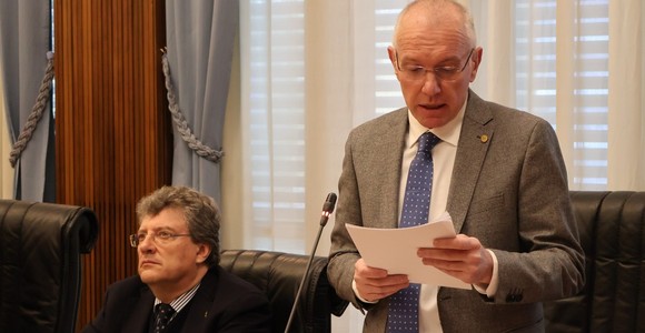 Renzo Testolin nel novembre 2025 illustra il suo programma di Governo al Consiglio Valle Renzo Testolin nel novembre 2025 illustra il suo programma di Governo al Consiglio Valle