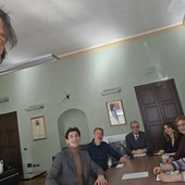 I referenti alla gentilezza di Aosta, Quart, Bollengo e Quincinetto insieme al sindaco e alla vicesindaca di Aosta, Raffaele Rocco E Valeria Fadda con Luca Nardi di Costruiamo Gentilezza