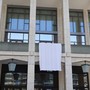 Giornata della legalità: il lenzuolo bianco sulla facciata del Consiglio per non dimenticare