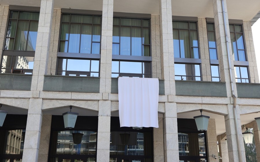 Giornata della legalità: il lenzuolo bianco sulla facciata del Consiglio per non dimenticare