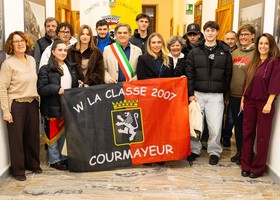 Courmayeur consegna la 'maturità civica' ai 24 coscritti del 2007 Courmayeur consegna la 'maturità civica' ai 24 coscritti del 2007
