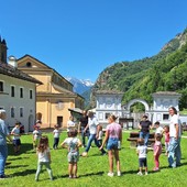 Moreno Torricelli gioca con i bambini della scuola dell'infanzia di Lillianes