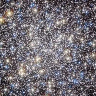 M13: Il più brillante e maestoso ammasso globulare dell'emisfero nord, incastonato nella costellazione di Ercole.