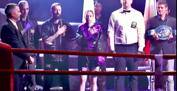 Al centro Luca De Carolis e Federica Macrì durante l'esecuzione dell'Inno di Mameli