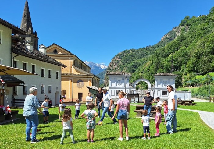 Moreno Torricelli gioca con i bambini della scuola dell'infanzia di Lillianes