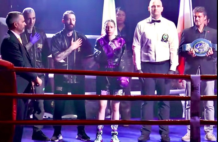 Al centro Luca De Carolis e Federica Macrì durante l'esecuzione dell'Inno di Mameli