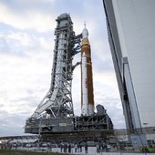 Il razzo Artemis II della NASA sulla rampa di lancio del Kennedy Space Center- Photo: NASA