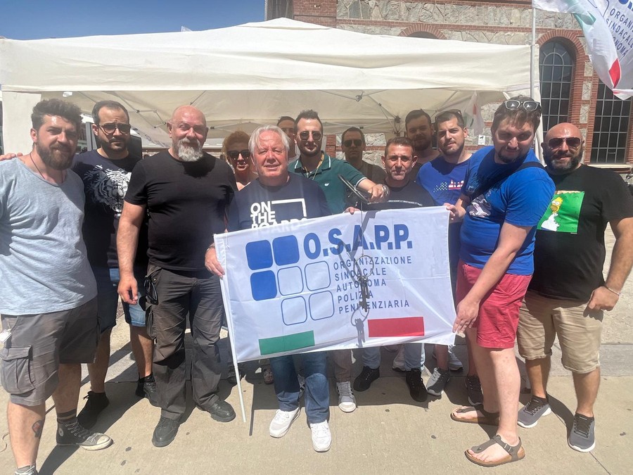 Carmelo Passafiume (terzo da sn) durante una manifestazione dell'Osapp a Torino